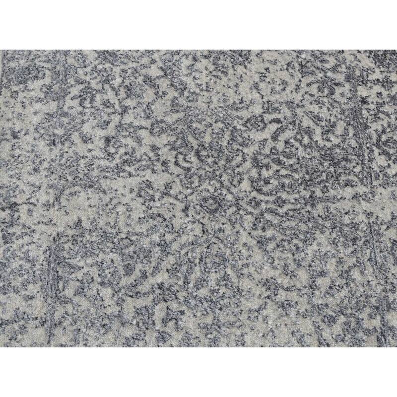 Shahbanu Rugs Agreeable Gray, Fine Jacquard Hand Loomed, Erased Design